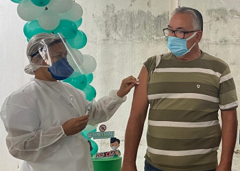 Médico vacinado contrai Covid-19 e é internado em estado grave em Teresina